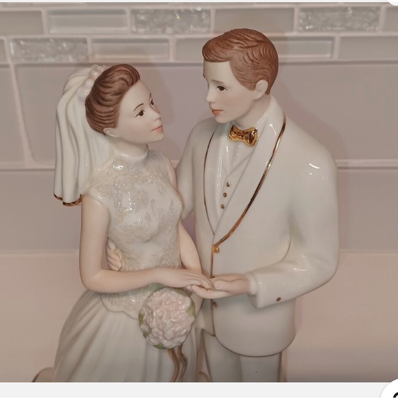 LENOX United In Love Wedding Figurine Cake Topper Brunette Bride & Groom - Picture 2 of 8